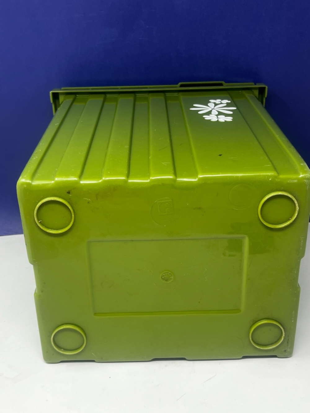 1960’s Fesco Y-123 Avocado Green Flip lid Wastebasket - Picture 9 of 10